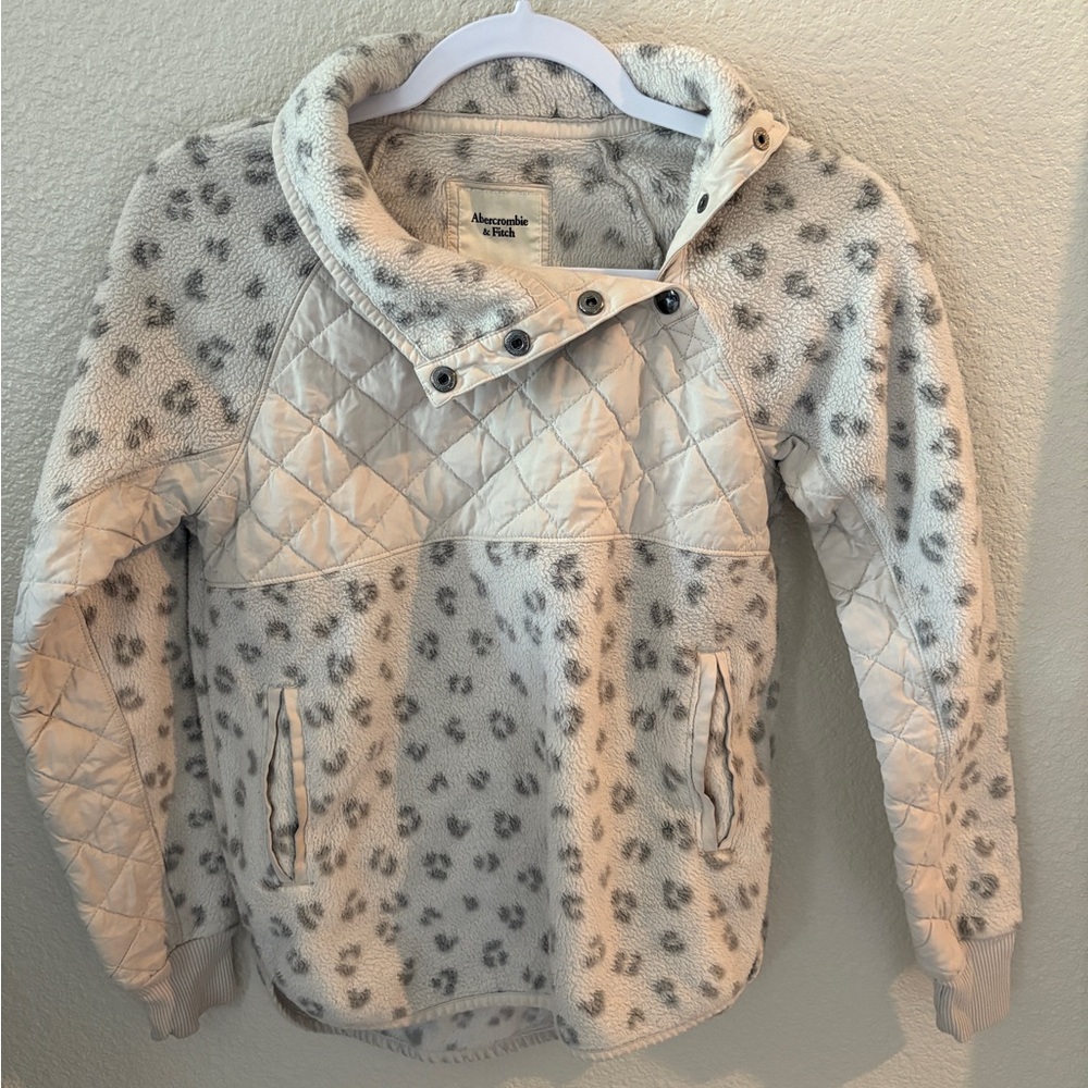 Abercrombie & Fitch Women’s Quilted Cream & Gray Snow Leopard Fleece Pullover